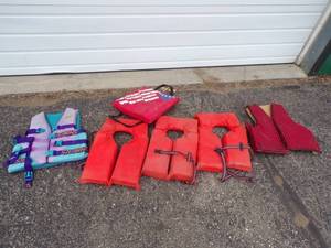 lot 66 image: 5 life Jackets, Seat Flotation
