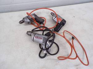 lot 86 image: 3 Electric Drills