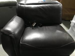 lot 17 image: RIGHT ARM CHAIRCOUCH END