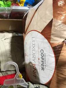 lot 84 image: BOX ASSORTED CLOTHINGBLANKETPILLOW