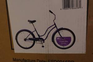 lot 6 image: Schwinn 26 Cruiser Bike