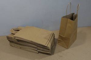 lot 26 image: 50 Brown Gift Bags