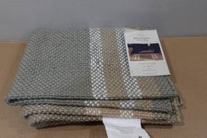 lot 49 image: Threshold IndoorOutdoor Accent Rug - 25x38