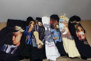 lot 124 image: Assorted Concert T-Shirts - Garth Books, Kenny Chesney
