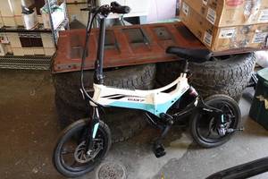lot 52 image: Swagtron Electric Bike