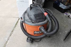 lot 61 image: Ridgid 9 Gallon Shop Vac
