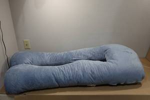 lot 74 image: Pregnancy Pillow