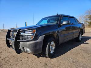 lot 12 image: 2003 Chevy Avalanche