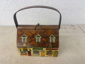 lot 9 image: Vintage Wooden Purse