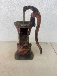 lot 10 image: Hand Pump