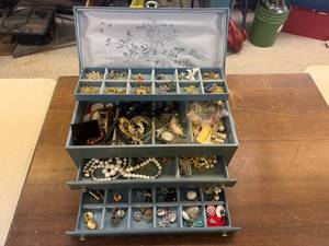 lot 13 image: Jewelry