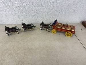 lot 18 image: Cast Iron Horse Pulled Wagon