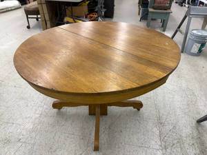 lot 31 image: Round Oak Dining Table