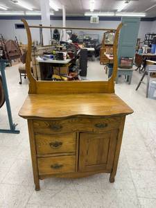 lot 33 image: Antique Oak Dry Sink with Towel Bar
