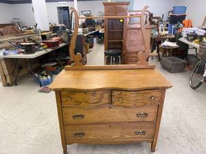 lot 71 image: Oak Dresser