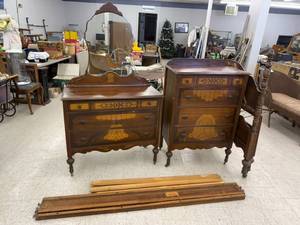 lot 72 image: Vintage 3 Piece Bedroom Set