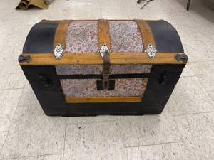 lot 104 image: Trunk