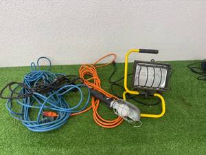lot 118 image: Shop Light & Extension Cords