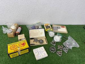 lot 128 image: Cookie Making Items