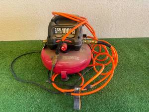 lot 135 image: 3 Gallon Air Compressor