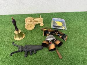 lot 149 image: Bells, Wood Tractor, Ratchet Tie Down