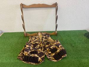 lot 171 image: Hunting Vest & Gun Rack