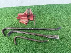lot 193 image: Pry Bars & Bench Vise