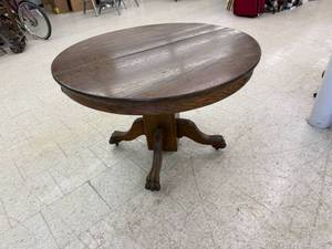 lot 210 image: Clawfoot Table 42 Across