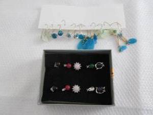 lot 9 image: 2 Earring Sets...