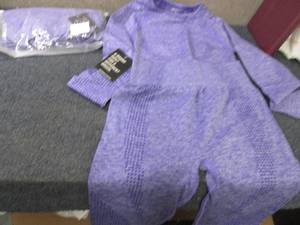 lot 67 image: 1 Medium. 1 Large Gym Wolf Yoga Set...