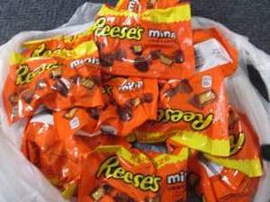 lot 214 image: 12- 2.5 oz Reeses Minis...