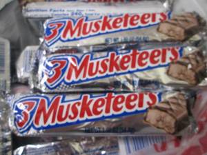 lot 225 image: 12- 1.92 oz 3 Musketeers...