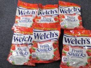 lot 231 image: 6- 5 oz Welchs Strawberry Fruit Sn...