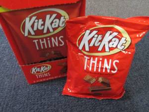 lot 304 image: 8- 3.1 oz KitKats Thins...