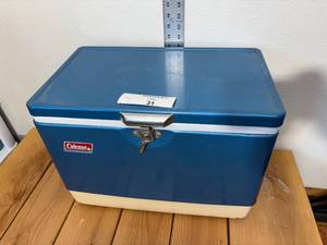 lot 31-C2025 image: Vintage Smaller Mid-Size Colman Blue Cooler 13H X 18L X 11W