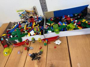 lot 37-C2025 image: 5 Pounds Vintage Legos - Some Mini Figures and Special Pieces - Space, Island