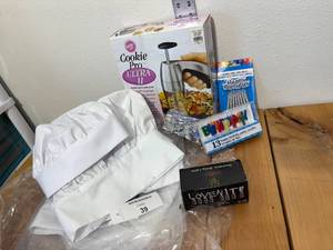 lot 39-C2025 image: Mixed Lot Cookie Pro Press, Birthday Candles and Love Light Set