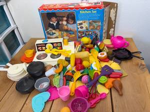 lot 51-C2025 image: Vintage Fisher Price Kitchen set w Stove that turns color and large amount of play food
