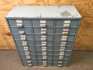 lot 115 image: Metal Storage Cabinet
