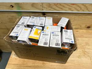 lot 52 image: Box Of Random Assorted Light Bulbs