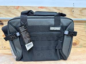 lot 58 image: Lunkerhunt Gamefish Visgerei tas, AVID Messenger Bag