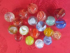 lot 11 image: (FS) 20 Mixed Old Cats Eye Marbles...