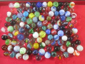 lot 16 image: (EC1) Mix of Many Kinds of Vintage ...