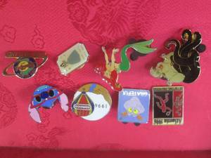 lot 19 image: (FS) 8 Assorted Vintage Lapel Pins ...