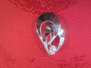 lot 34 image: (CNTR) Sterling Silver Pin with Cle...