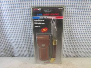 lot 104 image: (H-1) Grip 5 Inch Folding Lock Knif...
