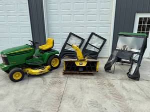lot 11 image: John Deere GX335 Lawn Tractor - Snowblower & Cab