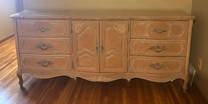 lot 17 image: Vintage Stanley Furniture Dresser