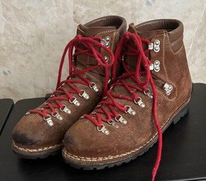 lot 76 image: Vibram Stellina Size 13 Boots