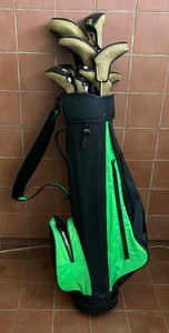 lot 89 image: Golf Bag with Aspen Golf Clubs
